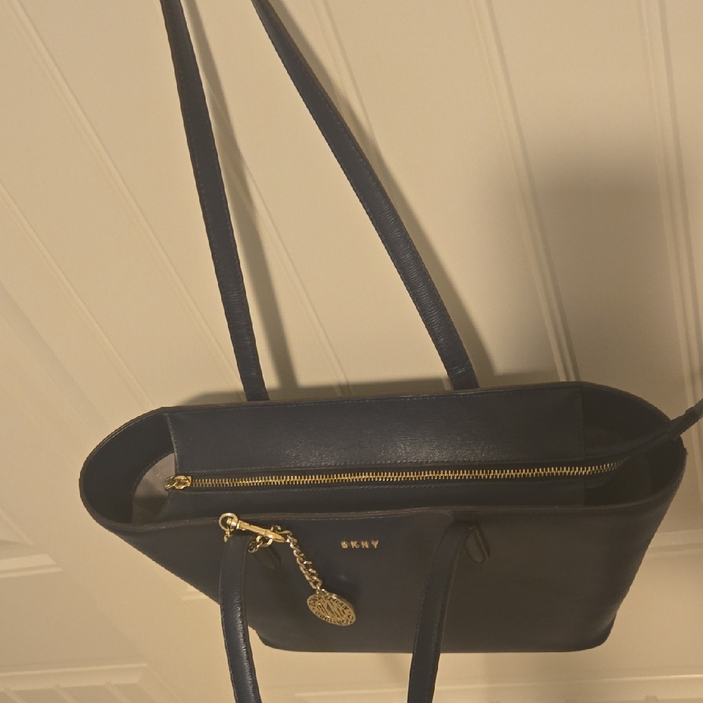 DKNY Bryant Medium Zippered Tote Bag - Picture 3 of 12